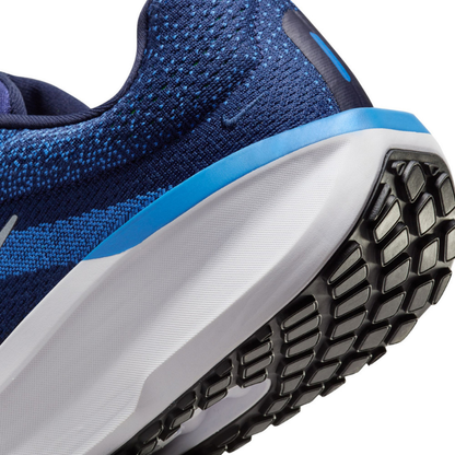Detail view of the Nike Winflo 11 heel structure, featuring the blue collar accent, thick white foam cushioning, and black rubber tread on the heel.